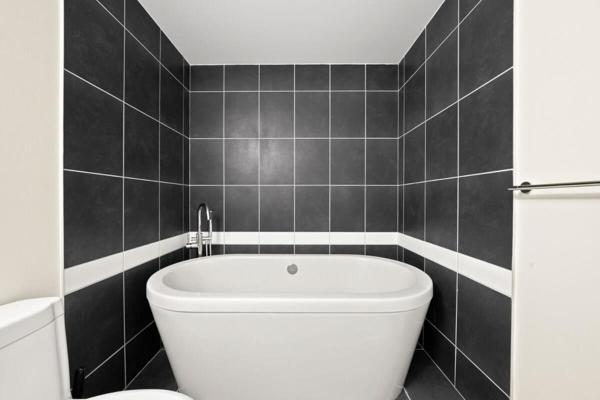 וונקובר Dazzling Condo By Stadium Downtown With Free Parking מראה חיצוני תמונה